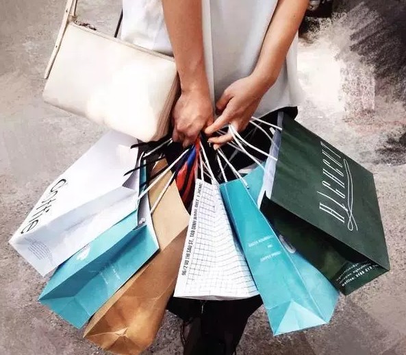 Túi giấy tiện lợi và thời trang cho người mua hàng