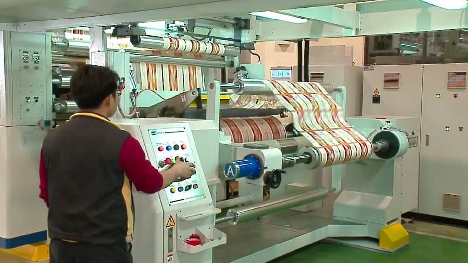 Nhân viên phải trang bị đầy đủ khi làm việc